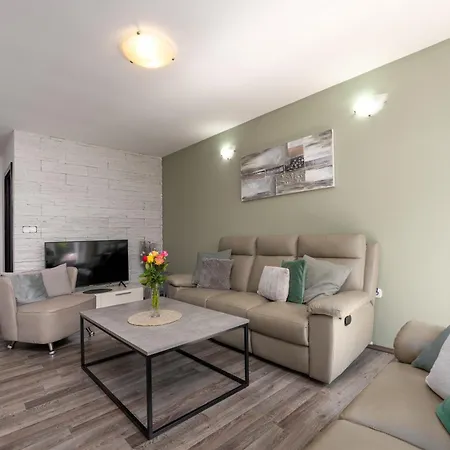 Holiday home Casa Viola Mit Pool, Unweit Von Lanterna Tar-Vabriga