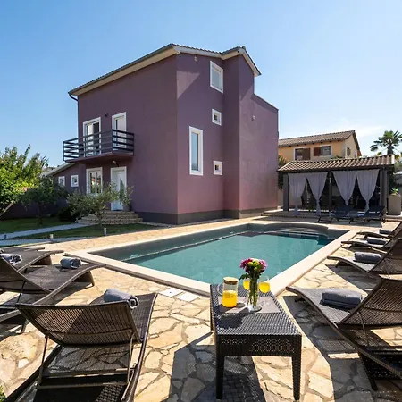 Holiday home Casa Viola Mit Pool, Unweit Von Lanterna Tar-Vabriga
